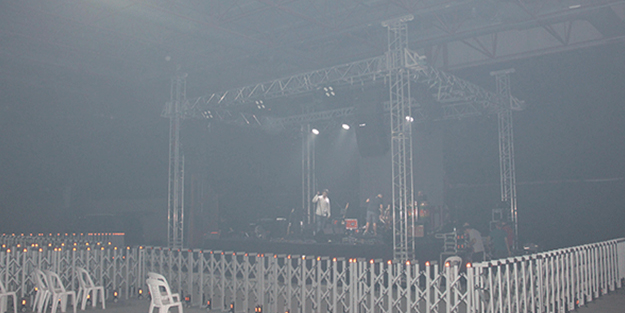 Kebap dumanı konseri erteletti!