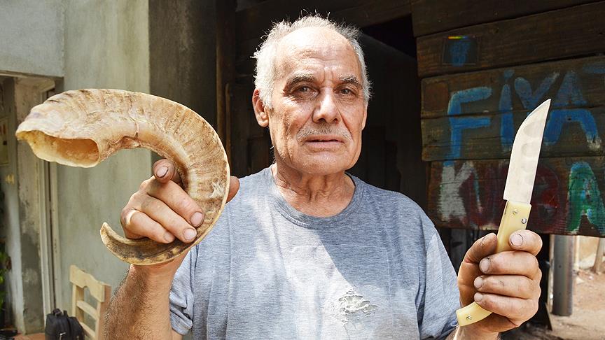 Keçi boynuzu saplı bıçaklar kurbana hazır