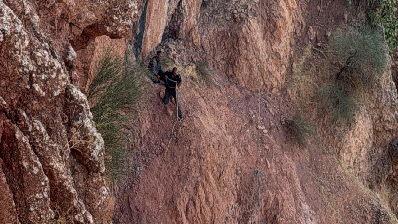 Keçilerini kurtarmak isterken mahsur kaldı!