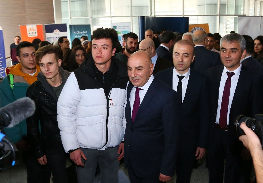 Keçiören’deki kariyer fuarına 35 üniversite, 7 bin öğrenci katıldı 