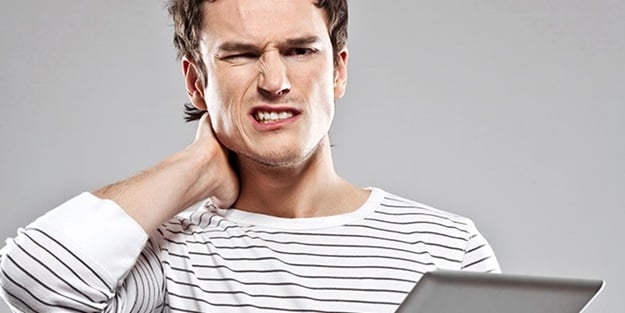 Kedi otu boyun ağrısını geçiriyor