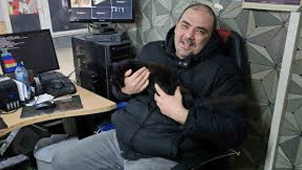 Kedinin oyun heyecanı pahalıya patladı! Monitör paramparça oldu