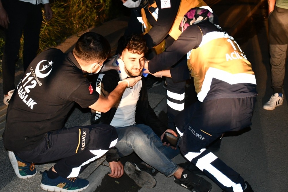 Kediye çarpmak istemeyen kurye motosikletle kaldırıma çarparak yaralandı 