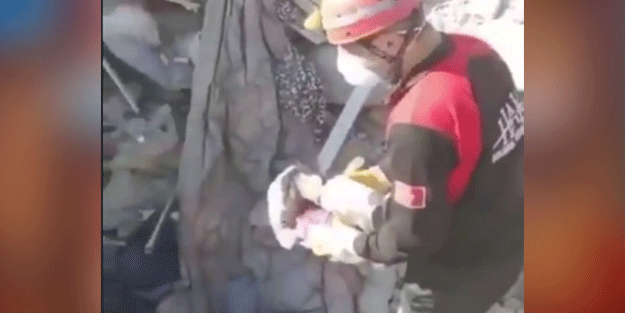 Kelimelerin kifayetsiz kaldığı o anlar! Uzunca süre oyuncağa bakakaldı