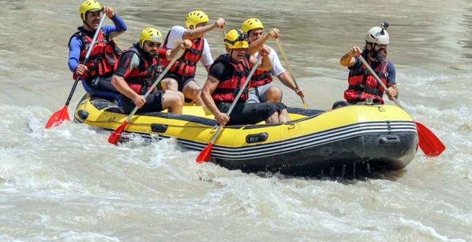 Kelkit Çayı'nda rafting heyecanı