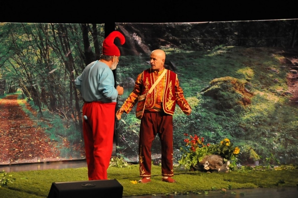 Keloğlan iki farklı tiyatro ile Akşehirli çocuklarla buluştu 