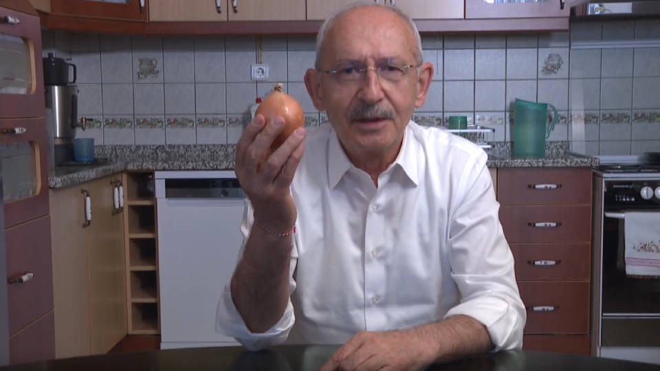 Kemal Bey soğanın cücüğünü kime verdi! Öylece kalakaldılar