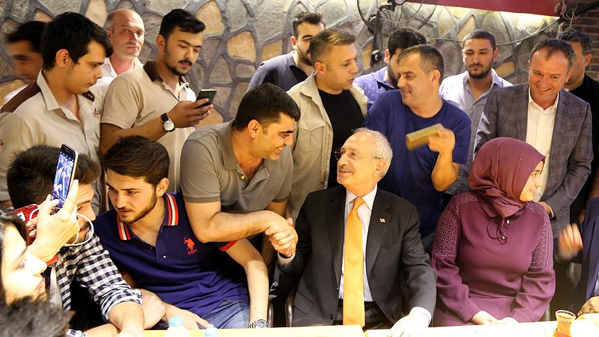 Kemal Kılıçdaroğlu gençlerin sorunlarını dinledi