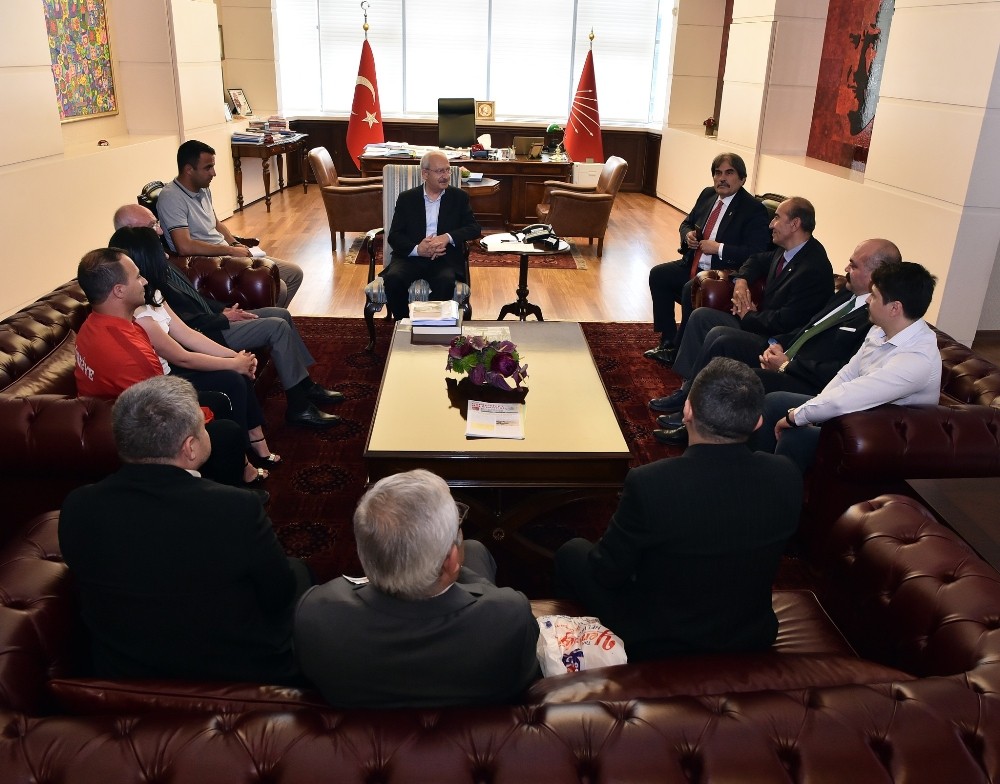 Kemal Kılıçdaroğlu, olimpiyat ve dünya şampiyonu bir grup sporcuyla bir araya geldi 