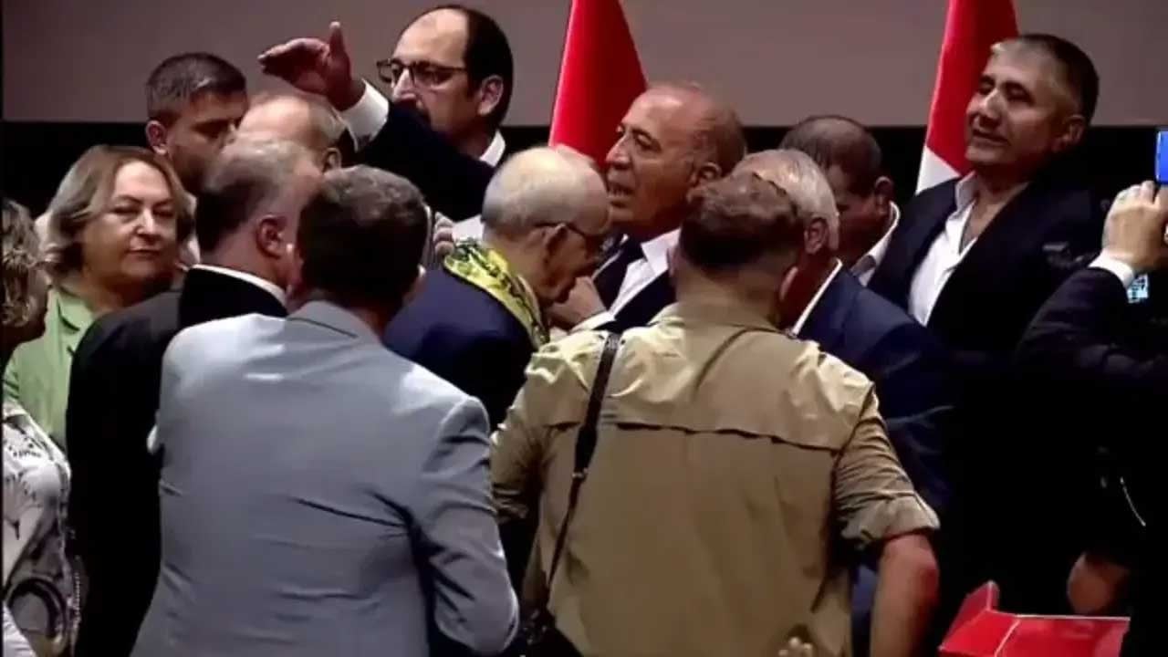 Kılıçdaroğlu rozet takarken Tekin, sahnedekileri azarladı: Lan, tövbe Ya Rabbi...