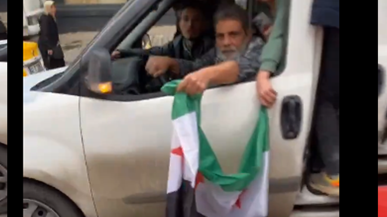 Kemalist bir mağara adamı Esed'in devrilişini kutlayan Suriyelileri taciz etti!