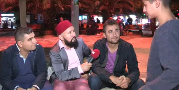 Kemalist genç abdest bozdurttu! (VİDEO)