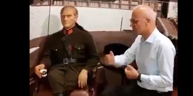 Kemalistin bu halleri gündem oldu! Atatürk diye balmumu heykeliyle sohbet etti