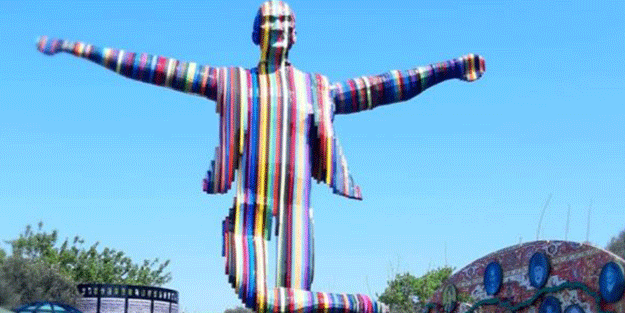 Kemalistler çileden çıkmıştı! LGBTİ figürlü Mustafa Kemal heykelini yapan isim konuştu