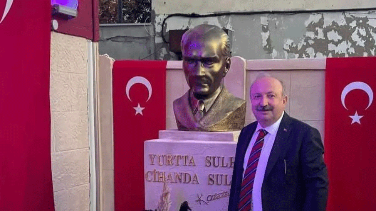 Kemalistler yasta... O ülkeye zar zor diktikleri Mustafa Kemal heykelini arakladılar