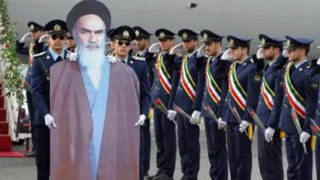 Kemalizmin Humeyni versiyonu: İran'da askerler Humeyni'nin karton maketine selam verdi