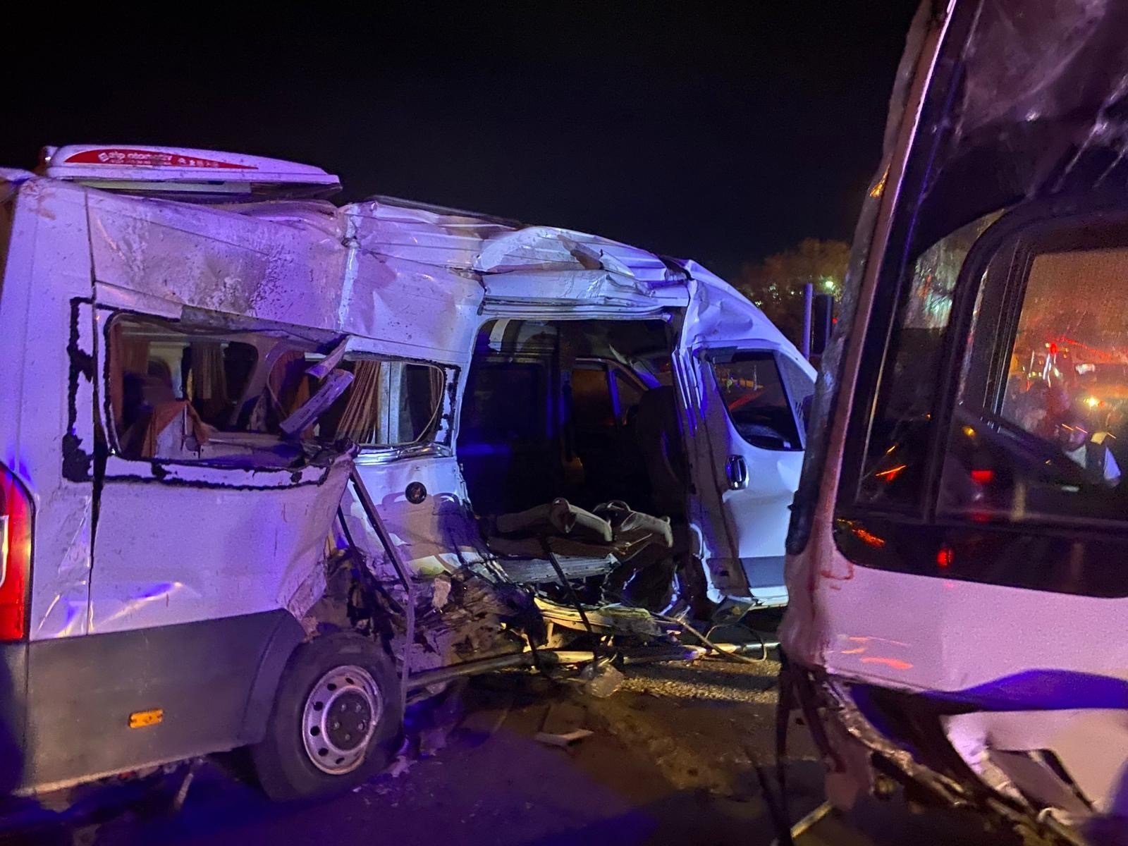 Kemalpaşa’da işçi servisleri çarpıştı: 15 kişi yaralandı