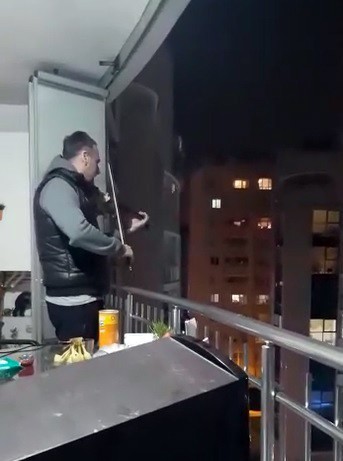 Keman virtüözünden balkonda muhteşem resital 