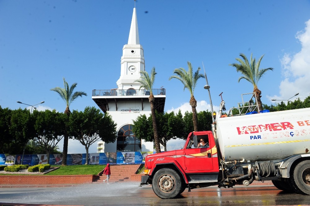 Kemer Belediyesi ilçeyi arazözlerle dezenfekte ediyor 