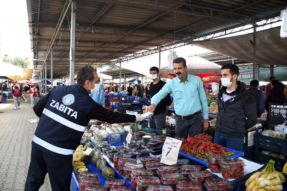Kemer pazarlarında maske dağıtıldı 