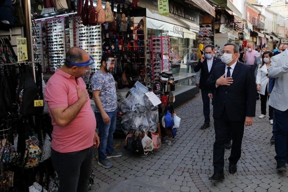 Kemeraltı Çarşısı ve berber esnafı kepenklerini açtı 