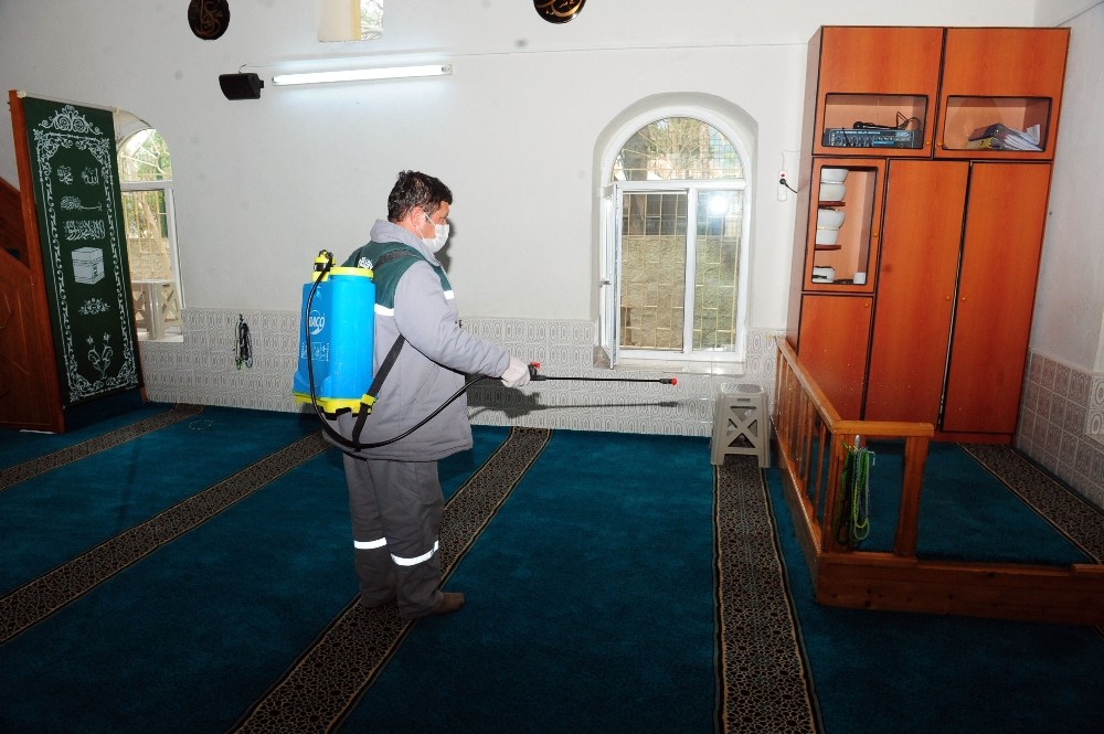 Kemer’de camiler ve duraklar temizleniyor 