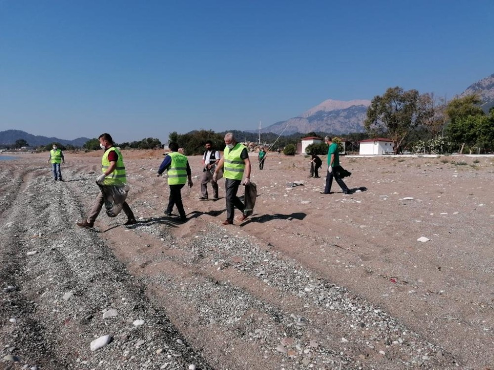 Kemer’de Dünya Çevre Günü kapsamında sahiller temizlendi 