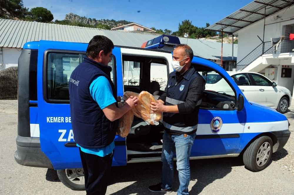 Kemer’de ekmek dağıtımı devam ediyor 