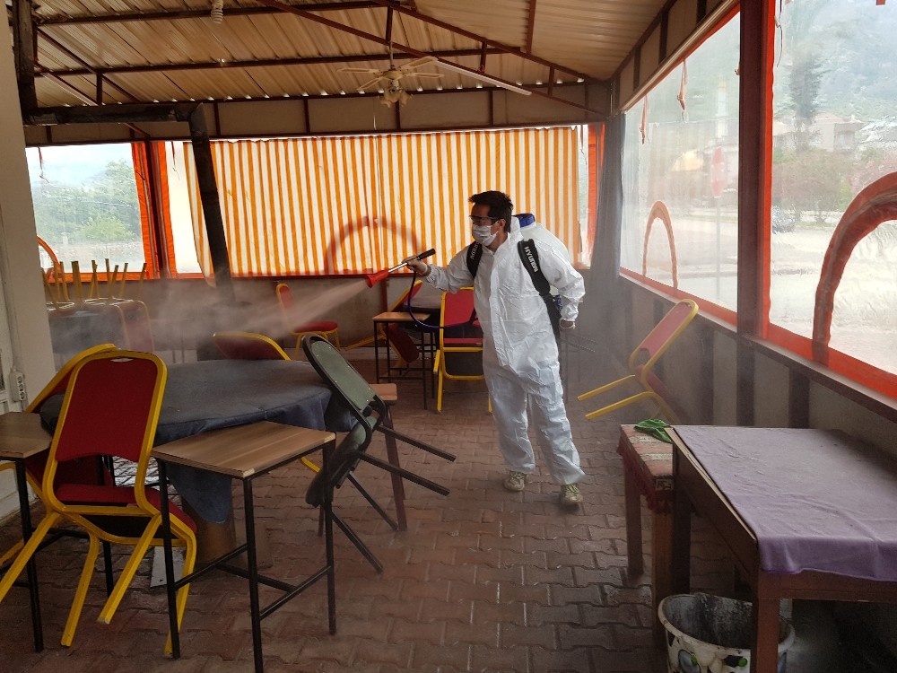 Kemer’de kahvehaneler dezenfekte ediliyor 