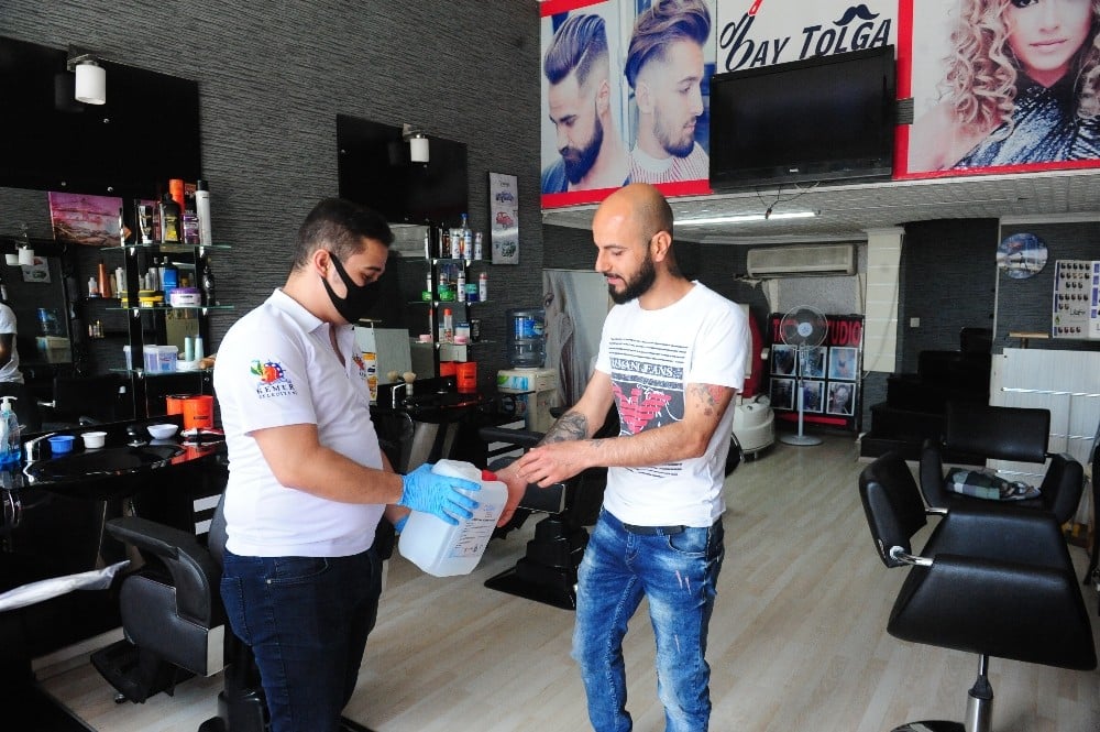 Kemer’de kuaför ve berberlere maske ile dezenfektan 