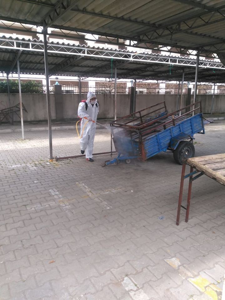 Kemer’de pazar yerleri dezenfekte edildi 