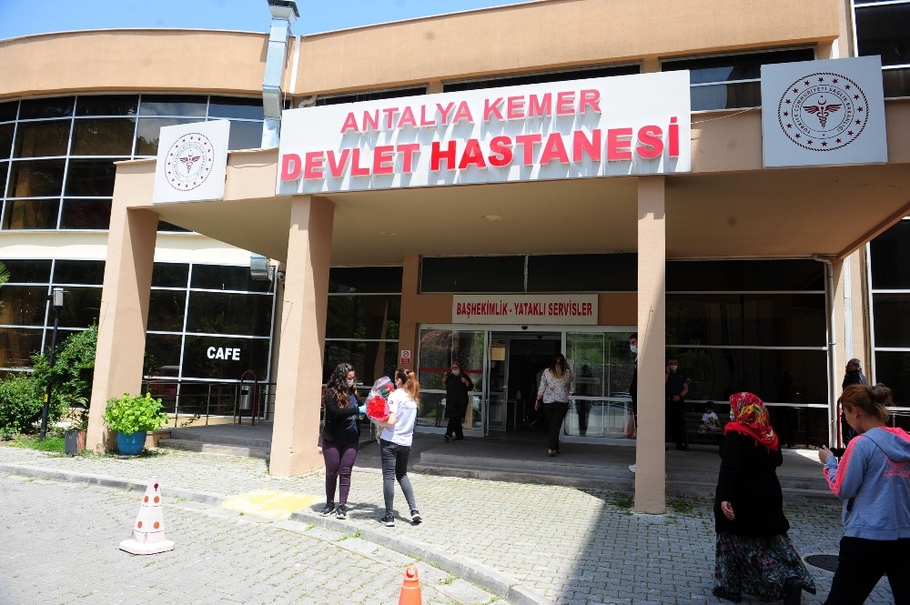Kemer’den hemşirelere karanfil 