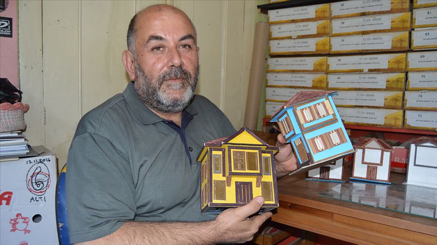 Kenan Şahinbaş Tarihi 'Afyon Evleri'nin maketlerini yapıyor