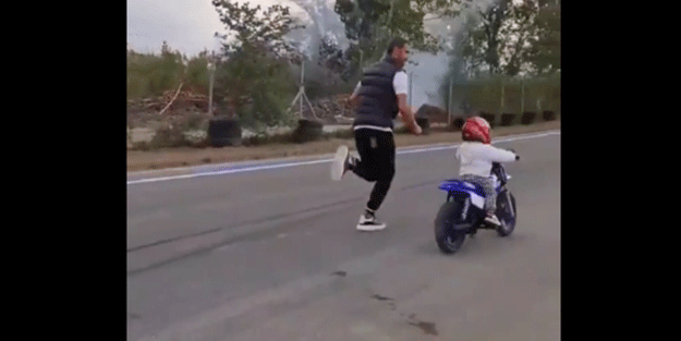 Kenan Sofuoğlu 1.5 yaşındaki oğluna motosiklet kullandırttı