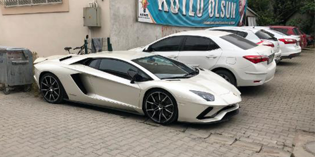 AK Partili adayın arabası dikkat çekti