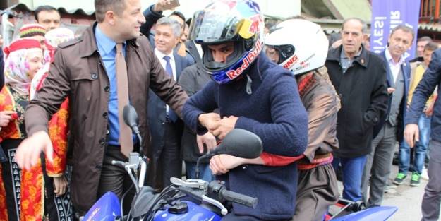 Kenan Sofuoğlu'ndan anlamlı gösteri!