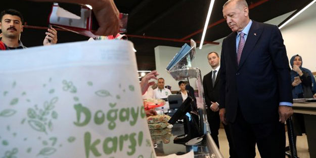 Alışverişte görenler, fotoğraf çektirmek için sıraya girdi