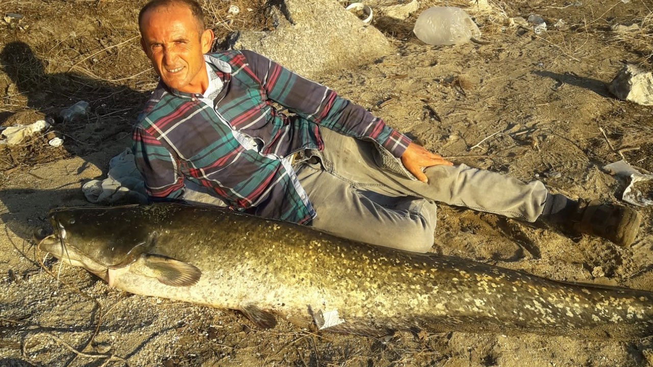 Kendi boyu kadar balık yakaladı!