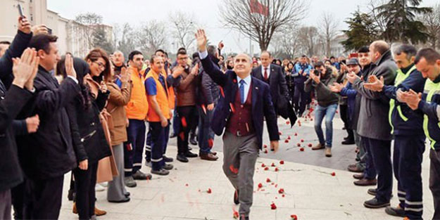 Kendi çapında Kim Jong-un! Personel mecburen karşıladı