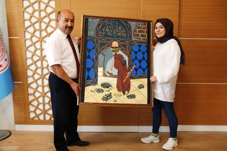 Kendi çizdiği ‘Kaplumbağa Terbiyecisi’ konulu resmi Müdür Başyiğit’e hediye etti 