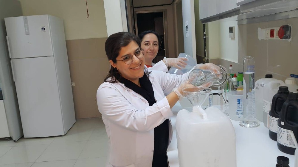 Kendi el dezenfektanlarını üretmeye başladılar 