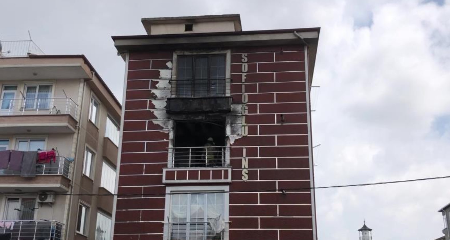 Kendi evini ateşe verdi!