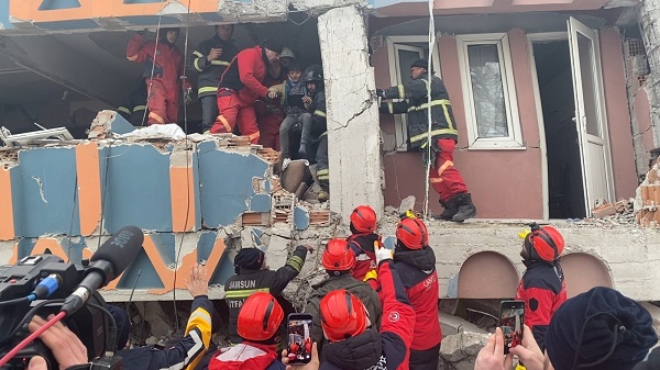 Kendi hayatlarını hiçe saydılar! Artçılar altında küçük çocuğu böyle kurtardılar