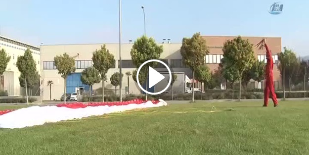 Kendi imal ettiği araçla uçuyor