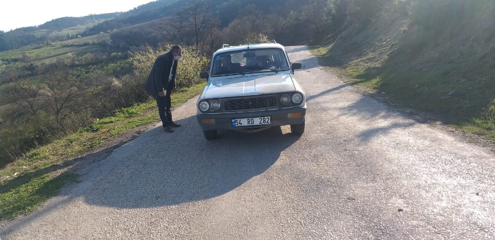 Kendi imkanlarıyla köye giriş çıkışları kontrol altına aldılar 