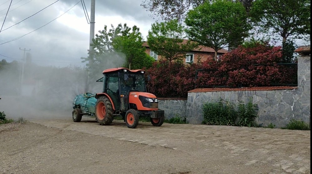 Kendi imkanlarıyla mahallesini dezenfekte ediyor 