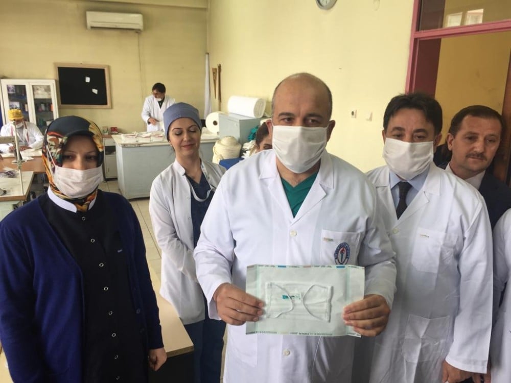 Kendi kullandıkları maskeleri kendileri üretiyor 