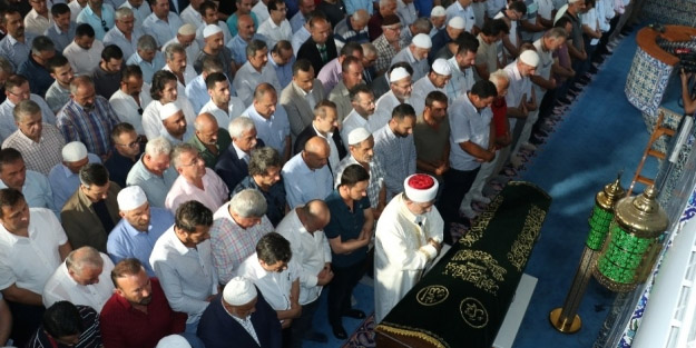 Kendi otomobilinin altında kalan müdür toprağa verildi