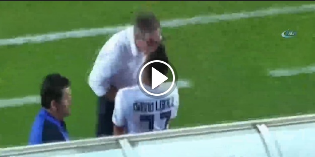 Kendi oyuncusuna kafa attı!