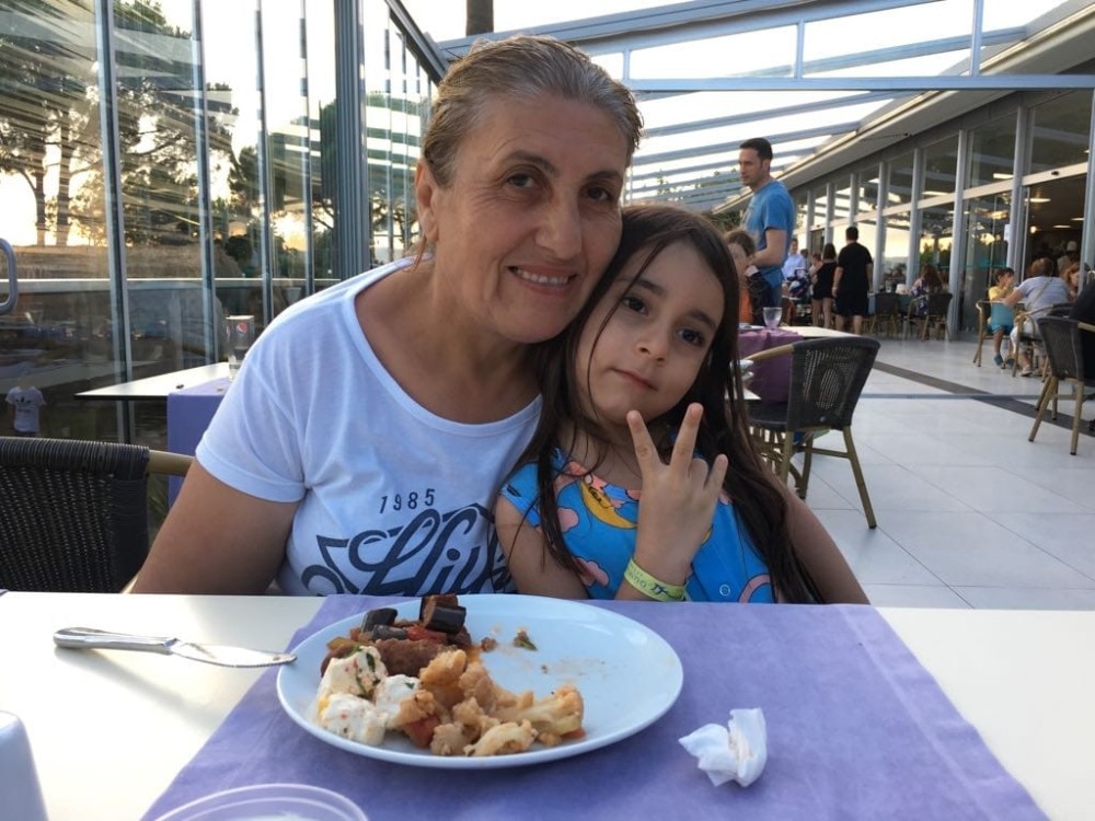 Kendi özlemini unuttu anneannesini teselli etti 
